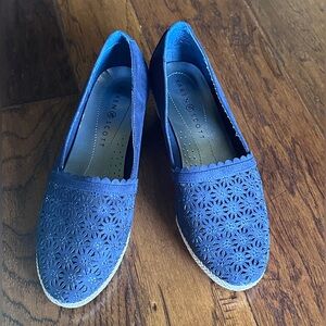 Karen Scott Tashaa Wedge Navy Espadrille with embellishments on the front,SIZE 9